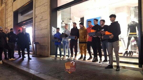 Nike Store con la vecchia Roma, Nainggolan ed El Shaarawy