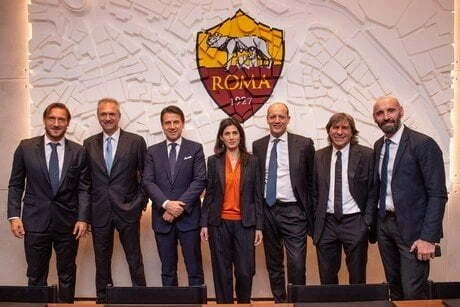 Foto Fabio Rossi/AS Roma/ LaPresse
22/2/2019 Roma (Italia)
Sport Calcio
L' AS Roma presenta la nuova sede all'EUR
Nella foto: Francesco Totti, Guido FIenga, Giuseppe Conte, Virginia Raggi, Mauro Baldissoni, Bruno Conti, Monchi

Photo  Fabio Rossi/AS Roma/ LaPresse
22/2/2019 Rome (Italy)
Sport Soccer
AS Roma presents the new business office in the city
In the pic: Francesco Totti, Guido FIenga, Giuseppe Conte, Virginia Raggi, Mauro Baldissoni, Bruno Conti, Monchi