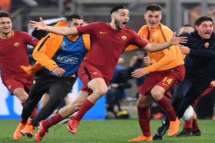 Kostas Manolas esulta dopo aver segnato il terzo gol nella storica ed enorme rimonta all'Olimpico contro il Barcellona