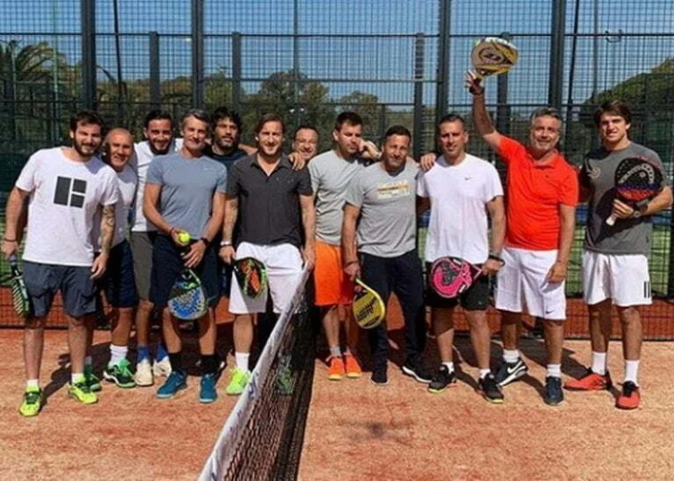 Totti gioca con i primi 12 al mondo di paddle