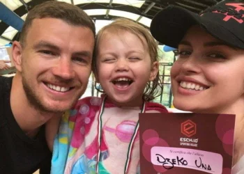 Dzeko con la figlia Una e la moglie Amra Silajdzic