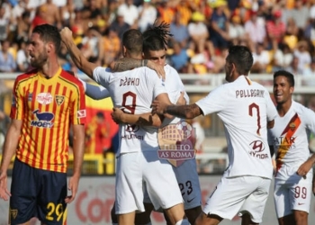Edin Dzeko esulta con i compagni al gol Lecce-Roma - Photo by Getty Images