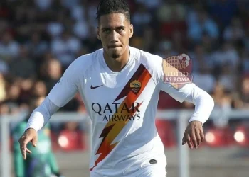 Chris Smalling in azione durante Lecce-Roma - Photo by Getty Images