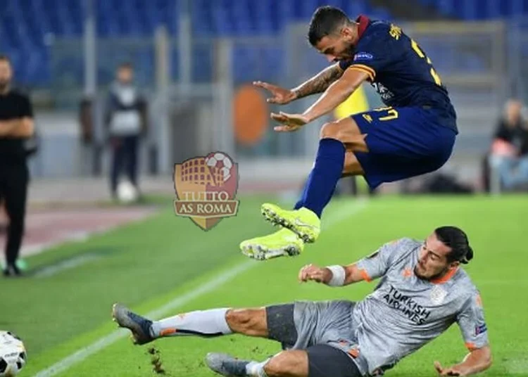 Spinazzola evita un'entrata dura di un avversario Roma-Basaksehir - Photo by Getty Images