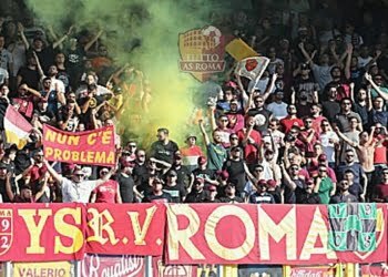 I 1000 tifosi romanisti a Lecce hanno fatto sentire il loro sostegno - Photo by Getty Images