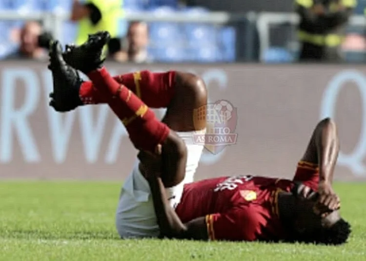 Amadou Diawara a terra dopo l'infortunio che gli ha causato la rottura del menisco Roma-Cagliari - Photo by Getty Imeges