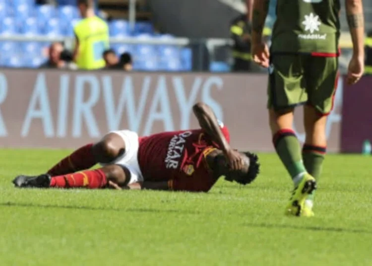 Amadou Diawara a terra dopo l'infortunio che gli ha causato la rottura del menisco Roma-Cagliari - Photo by Getty Imeges