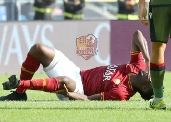 Amadou Diawara a terra dopo l'infortunio che gli ha causato la rottura del menisco Roma-Cagliari - Photo by Getty Imeges