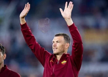 Dzeko saluta Roma-Genoa - Photo by Getty Images