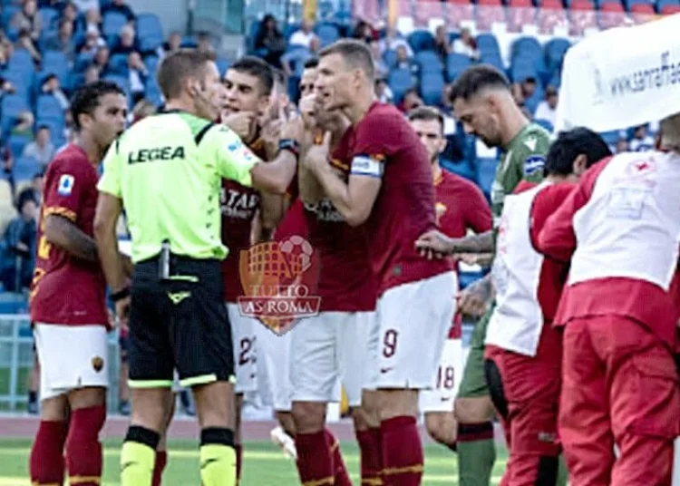 Edin Dzeko protesta contro Massa Roma-Cagliari - Photo by Getty Images