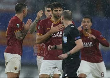 Fazio disccute con l'arbitro in Roma-Borussia M - Photo by Getty Images