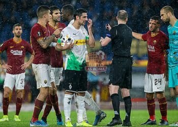 Florenzi discute con l'arbitro in Roma-Borussia M. - Photo by Getty Images