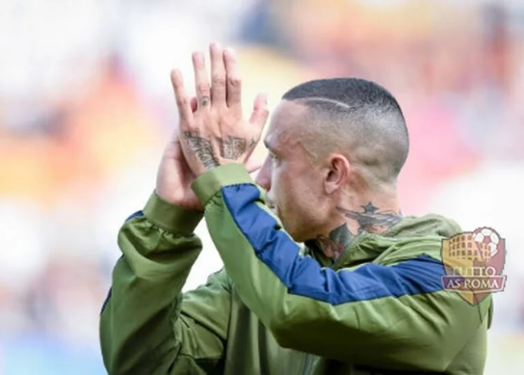 Radja Nainggolan saluta la curva sud Roma-Cagliari - Photo by Getty Images