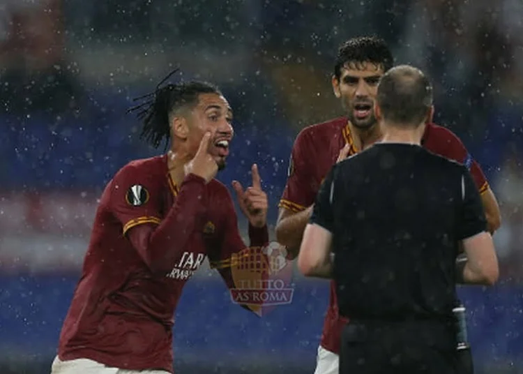 Smalling spiega all'arbitro di aver preso in faccia il pallone in Roma-Borussia M - Photo by Getty Images