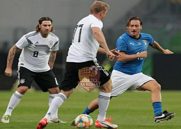 Francesco Totti in azione nella partita delle leggende azzurre contro la Germania - Photo by Getty Images