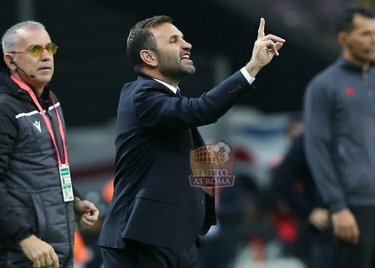 Okan Buruk, tecnico dell'Istanbul Besak Sehir,  in panchina contro il Galatasaray - Photo by Getty Images