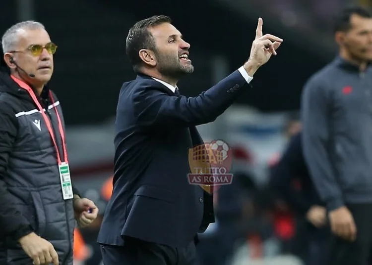 Okan Buruk, tecnico dell'Istanbul Besak Sehir,  in panchina contro il Galatasaray - Photo by Getty Images