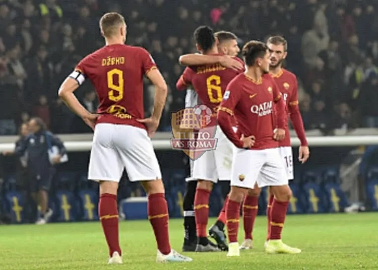 Edin Dzeko deluso con gli altri giocatori Parma-Roma - Photo by Getty Images