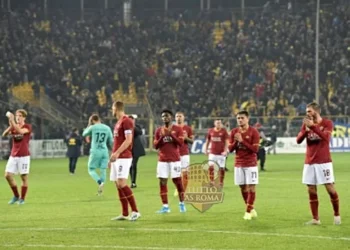 Edin Dzeko deluso con gli altri giocatori saluta i tifosi Parma-Roma - Photo by Getty Images