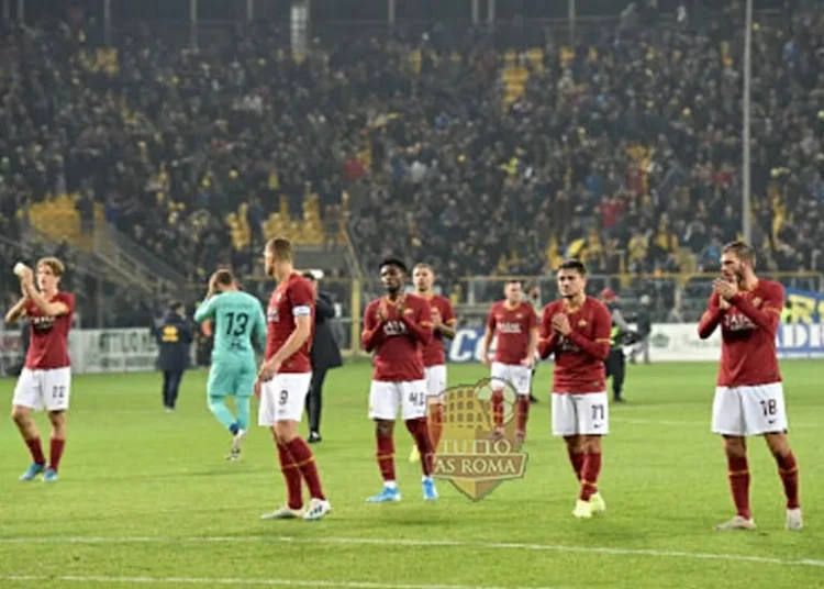 Edin Dzeko deluso con gli altri giocatori saluta i tifosi Parma-Roma - Photo by Getty Images