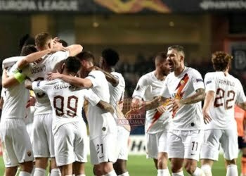 Edin Dzeko esulta con i compagni dopo il gol in Basaksehir-Roma - Photo by Getty Images