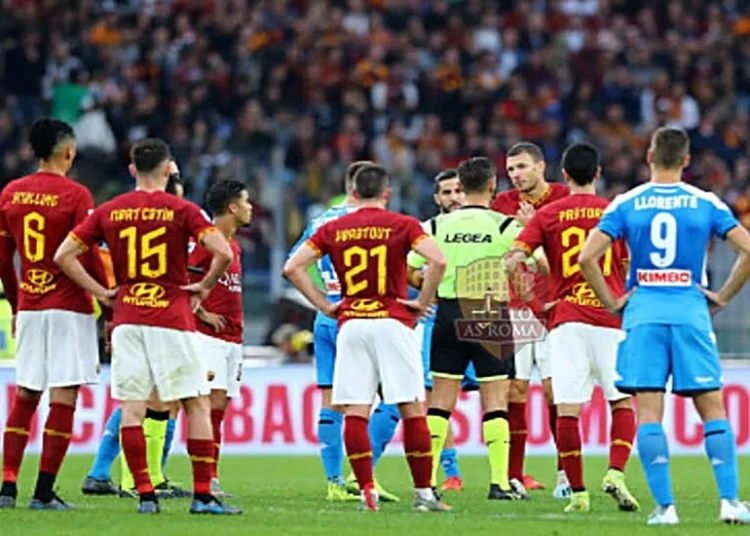 Dzeko a colloquio con Rocchi per i cori discriminatori provenienti dalla curva sud - Photo by Getty Images