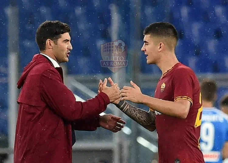 Paulo Fonseca si congratula con Gianluca Mancini in Roma-Napoli - Photo by Getty Images