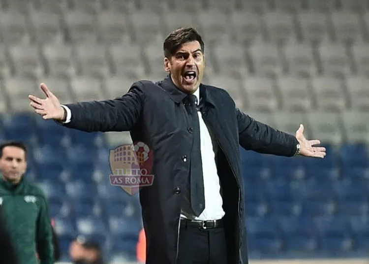 Paulo Fonseca in panchina nella partita Basaksehir-Roma - Photo by Getty Images