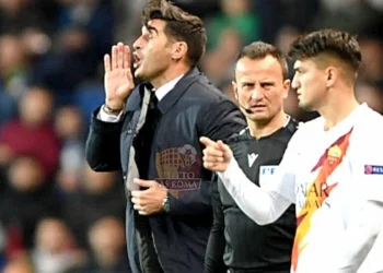 Paulo Fonseca in panchina nella partita Basaksehir-Roma - Photo by Getty Images