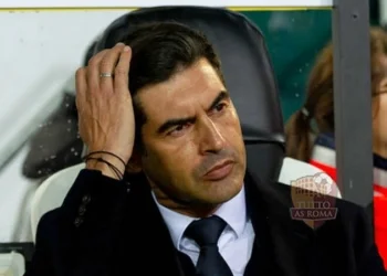 Paulo Fonseca deluso a fine partita contro il Borussia Monchengladbach -