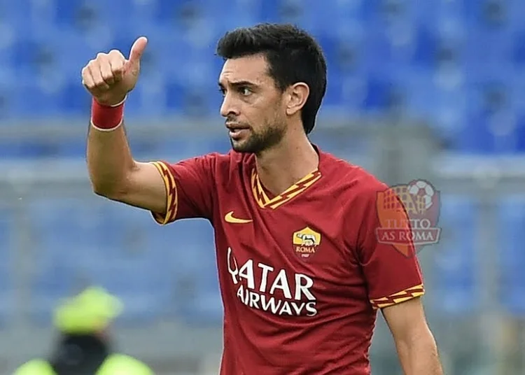 Javier Pastore saluta i tifosi alla sua uscita dal campo in Roma-Napoli - Photo by Getty Images