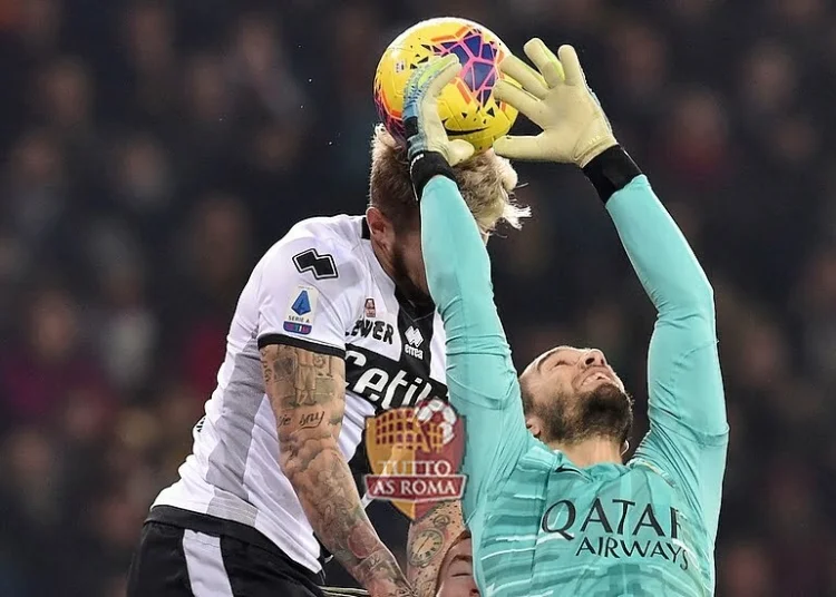 Pau Lopez interviene in uscita su Kucka in Parma-Roma - Photo by Getty Images