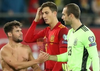 Pau Lopez, al debutto con la Nazionale spagnola contro Malta, viene congratulato dai compagni - Photo by Getty Images