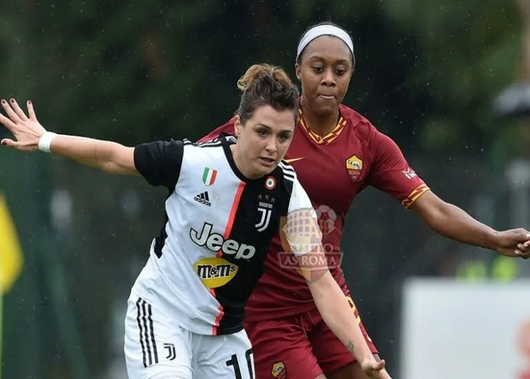 Allyson Swaby contrasta Cristiana Girelli in Roma-Juventus - Photo by Getty Images