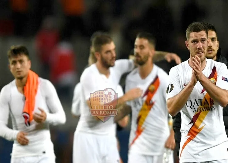 Jordan Veretout applaude a fine partite i tifosi presenti in Tirchia - Photo by Getty Images