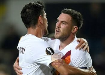 Jordan Veretout abbraccia Lorenzo Pellegrini dopo il goll su rigore in Basaksehir-Roma - Photo by Getty Images
