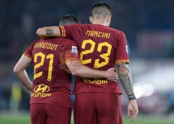 Jordan Veretout e Gianluca Mancini esultano dopo il gol di Dzeko in Roma-Milan - Photo by Getty Images