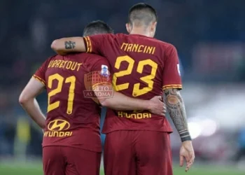 Jordan Veretout e Gianluca Mancini esultano dopo il gol di Dzeko in Roma-Milan - Photo by Getty Images