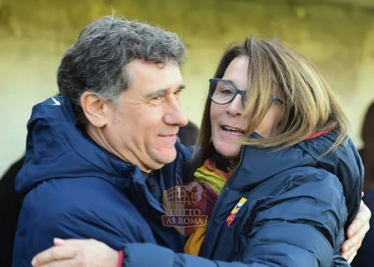 Betty Bavagnoli saluta Attilio Sorbi, allenatore dell'Iner woman - Photo by Getty ImagesSorbi Inter-Roma 08 12 2019