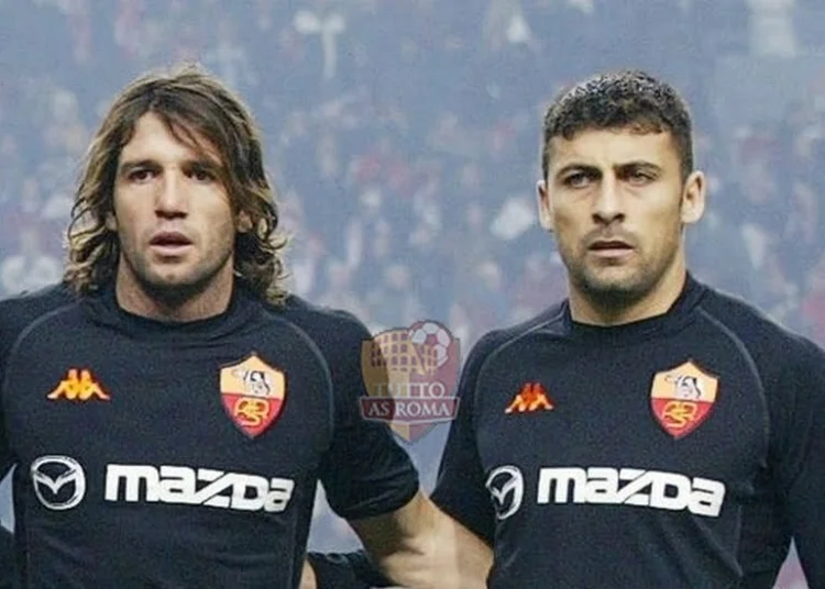 Vincent Candela e Walter Samuel durante la foto di rito nella partita di Champions League Contro l'Ajax ad Amsterdam il 10 dicembre del 2002 - Photo by Getty Images