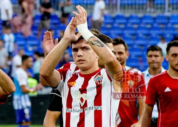 Ante Coric saluta la curva dell'Almeria - Photo by Getty Images