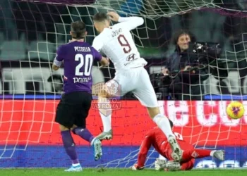 Edin Dzeko segna il primo gol per la Roma in Fiorentina-Roma - Photo by Getty Images