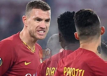 Edin Dzeko esulta al gol con Diego Perotti in Roma-Wolfsberg - Photo by Getty Images