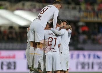 Edin Dzeko esulta al gol di Kolarov su punizione in Fiorentina-Roma - Photo Getty Images