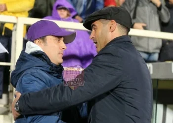 Paulo Fonseca abbraccia Vincenzo Montella alla fine della partita - Photo by Getty Images