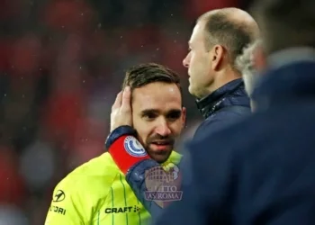 Sven Kums abbraccia a fine partita l'allenatore del Gent Jess Thorup dopo la vittoria di misura in casa dello Standard Liegi - Photo by Getty Images