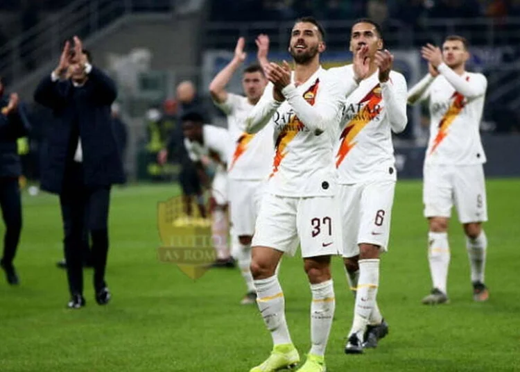 Paulo Fonseca e i giocatori della Roma saluano i tifosi romanisti dopo Inter-Roma - Photo by Getty Images