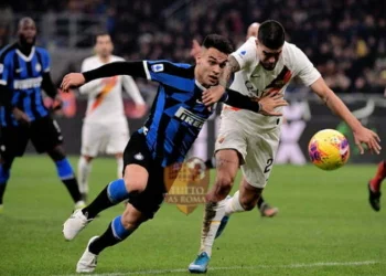 Gianluca Mancini contrasta Lautaro Martinez in Inter-Roma - Photo by Getty Images