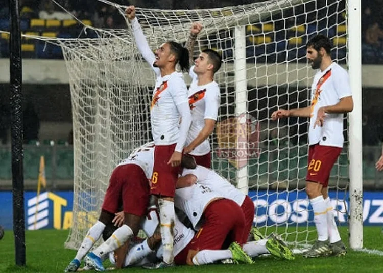 Mkhitaryan esulta al gol con i compagni in Verona-Roma - Photo by Getty Images