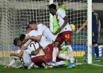 Mkhitaryan esulta al gol con i compagni in Verona-Roma - Photo by Getty Images